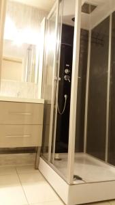 een douche met een glazen deur in de badkamer bij Studio des Jeux - Alpe d'Huez Hyper Centre - 4-5 personnes - Wifi in Huez