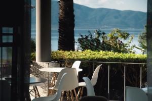 ein Tisch und Stühle mit Blick auf das Meer in der Unterkunft Calma Beach Hotel in Stavros