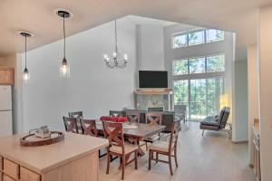 TV a/nebo společenská místnost v ubytování Bright Klamath Falls Townhome with Resort Perks