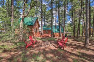 un grupo de sillas rojas frente a una cabaña de madera en Woodsy Pinetop Cabin and Deck and Separate Casita, en Pinetop-Lakeside
