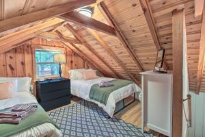 1 dormitorio con 2 camas en un ático en Woodsy Pinetop Cabin and Deck and Separate Casita, en Pinetop-Lakeside