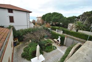 カスティリョンチェッロにあるVilletta Calettaの家のバルコニーから庭園の景色を望めます。
