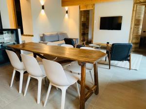 a dining room with a wooden table and chairs at Chalet Monfol Superior in Monfol