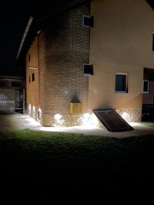 ヴィンコヴツィにあるKuća za odmor Ravnicaの大きなレンガ造りの建物内の暗い部屋