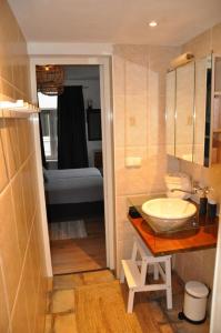een badkamer met een wastafel en een toilet in een kamer bij Sunny Reef in Egmond aan Zee