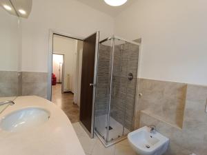 ein Bad mit einer Dusche, einem Waschbecken und einem WC in der Unterkunft Maison de Carmen in Abbadia Lariana