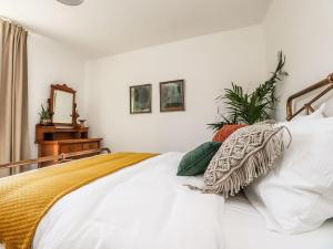 1 dormitorio con 1 cama con sábanas y almohadas blancas en Number 61 Skipton, en Skipton