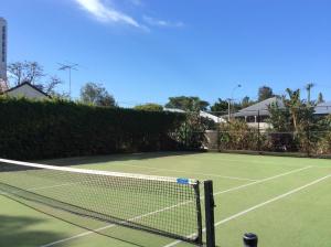 een tennisnet op een tennisbaan bij Kirribilli Apartments in Brisbane