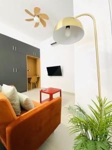 ein Wohnzimmer mit einem Sofa und einem Deckenventilator in der Unterkunft RUBEN VELA - LOFT CLOSE to RUSSAFA (SOHO) in Valencia