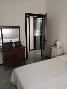 1 dormitorio con cama y tocador con espejo en Le stanze di Angelina en Foligno