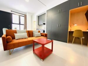 ein Wohnzimmer mit einem Sofa und einem roten Tisch in der Unterkunft RUBEN VELA - LOFT CLOSE to RUSSAFA (SOHO) in Valencia