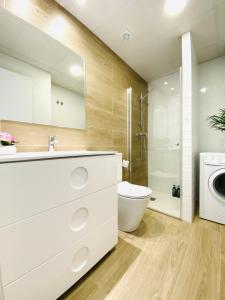 ein Badezimmer mit einem Waschbecken und einer Waschmaschine in der Unterkunft RUBEN VELA - LOFT CLOSE to RUSSAFA (SOHO) in Valencia
