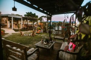 um pátio com bancos, uma mesa e um parque infantil em João de Barro camping e suítes em Alto Paraíso de Goiás