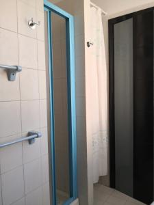 La salle de bains est pourvue d'une douche avec une porte en verre. dans l'établissement Le stanze di Angelina, à Foligno