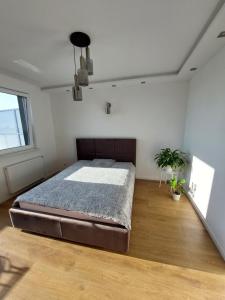 sypialnia z dużym łóżkiem w pokoju w obiekcie Sunset Apartament we Wrocławiu