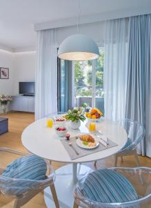 un tavolo bianco con cibo sopra in soggiorno di Greystar Apartment Dubrovnik a Dubrovnik