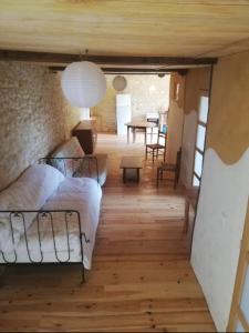 een slaapkamer met een bed en een tafel in een kamer bij Gîte atypique in Borrèze