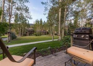 - un barbecue et un banc sur une terrasse en bois dans l'établissement Flying Dutchman by Summit County Mountain Retreats, à Keystone