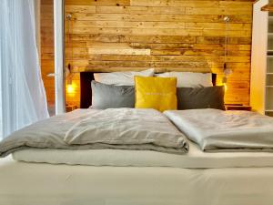 En eller flere senge i et værelse på Living at Saarpartments - AdultsOnly - Business & Holiday Homes with Kitchen for Long- and Short Term stay, 3 min to St Johanner Markt and Points of Interest