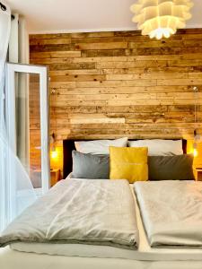 En eller flere senge i et værelse på Living at Saarpartments - AdultsOnly - Business & Holiday Homes with Kitchen for Long- and Short Term stay, 3 min to St Johanner Markt and Points of Interest