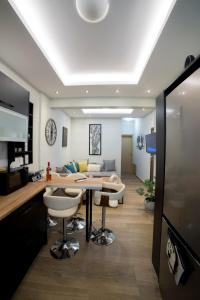Kuchyň nebo kuchyňský kout v ubytování Luxurious apartment in the heart of town !