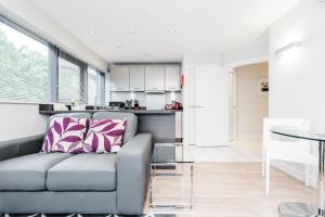 un soggiorno con divano e tavolo di Room Space Service Apartments – New Manor House a Bracknell