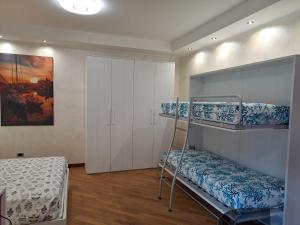 Zimmer mit 2 Etagenbetten und einem Bett in der Unterkunft La casa sul molo - Acquario in Genua