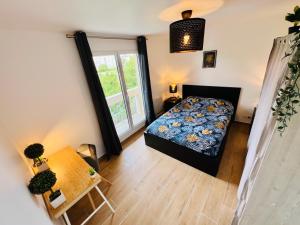 a small bedroom with a bed and a window at Appartement luxueux et cosy in Cergy
