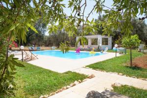 een zwembad in de achtertuin van een huis bij Trullo Vittorio - San Michele Salentino in Latiano