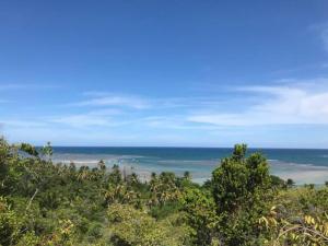 uma vista para o oceano a partir do topo de uma colina em Mirante Morere em Morere