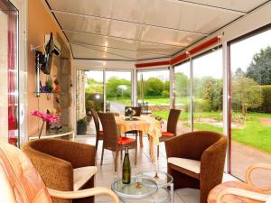 Posedenie v ubytovaní Maison charmante à Pédernec avec jardin spacieux