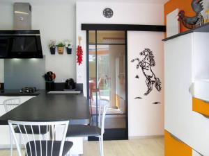 Kuchyňa alebo kuchynka v ubytovaní Maison charmante à Pédernec avec jardin spacieux