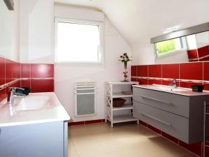 Kúpeľňa v ubytovaní Maison charmante à Pédernec avec jardin spacieux