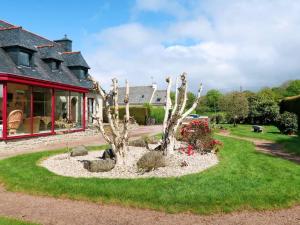 Vonkajšia záhrada v ubytovaní Maison charmante à Pédernec avec jardin spacieux