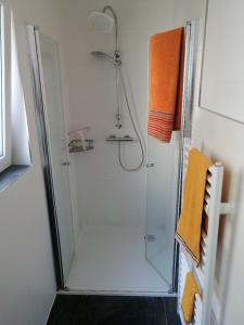 y baño con ducha y toalla de color naranja. en Stadtvilla Wohnung im Zentrum, en Bremerhaven