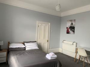 a bedroom with a bed and a desk and a chair at Cosy 2 bed flat in Baffins in Portsmouth