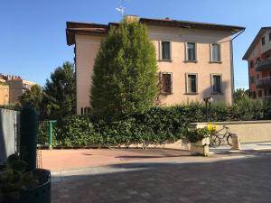 un edificio con una bicicletta parcheggiata di fronte di MIMA House a Bergamo