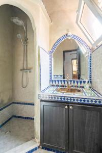 uma casa de banho com um lavatório e um chuveiro em Riad Anir em Marrakech