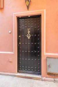 uma porta preta com um ursinho de peluche em Riad Anir em Marraquexe