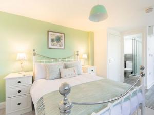 1 dormitorio con 1 cama grande y baño en Meadow View-uk34416 en Cheddar