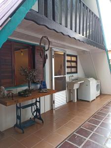a small kitchen with a sink and a microwave at Casa de campo, charme e aconchego em cond. fechado in Atibaia