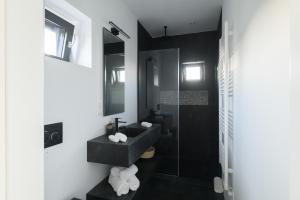 Łazienka w obiekcie Family & Golf VILLA LAGUNA TOWERS Gialova Navarino