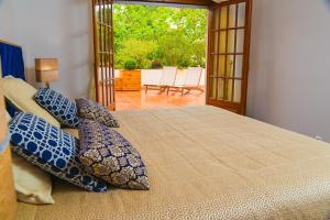 una camera da letto con un grande letto con cuscini blu e bianchi di Charming Home in Sintra Village a Sintra