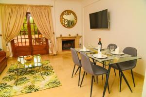 jadalnia ze stołem, krzesłami i lustrem w obiekcie Charming Home in Sintra Village w mieście Sintra