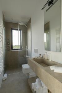 Kúpeľňa v ubytovaní Family & Golf VILLA LAGUNA TOWERS Gialova Navarino