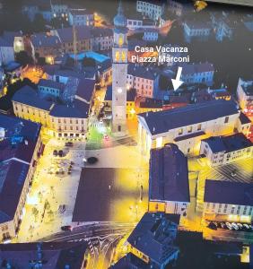 ヴァルドッビアーデネにあるCasa vacanza Piazza Marconiの時計塔付きの夜の市街の景色