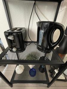 een zwarte plank met twee koffiekopjes erop bij Le Petit Dijonnais in Dijon