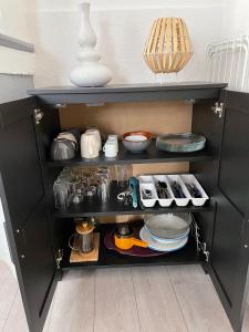 een zwarte kast gevuld met veel voedsel bij Le Petit Dijonnais in Dijon