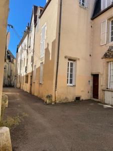 een lege straat voor een gebouw bij Le Petit Dijonnais in Dijon