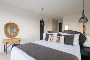 Łóżko lub łóżka w pokoju w obiekcie Family & Golf VILLA LAGUNA TOWERS Gialova Navarino